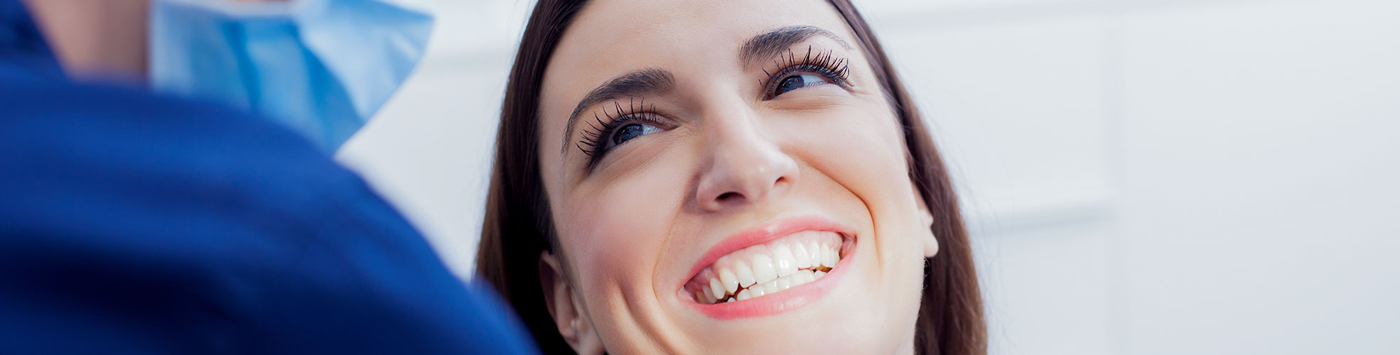 donna felice dal dentista per igiene